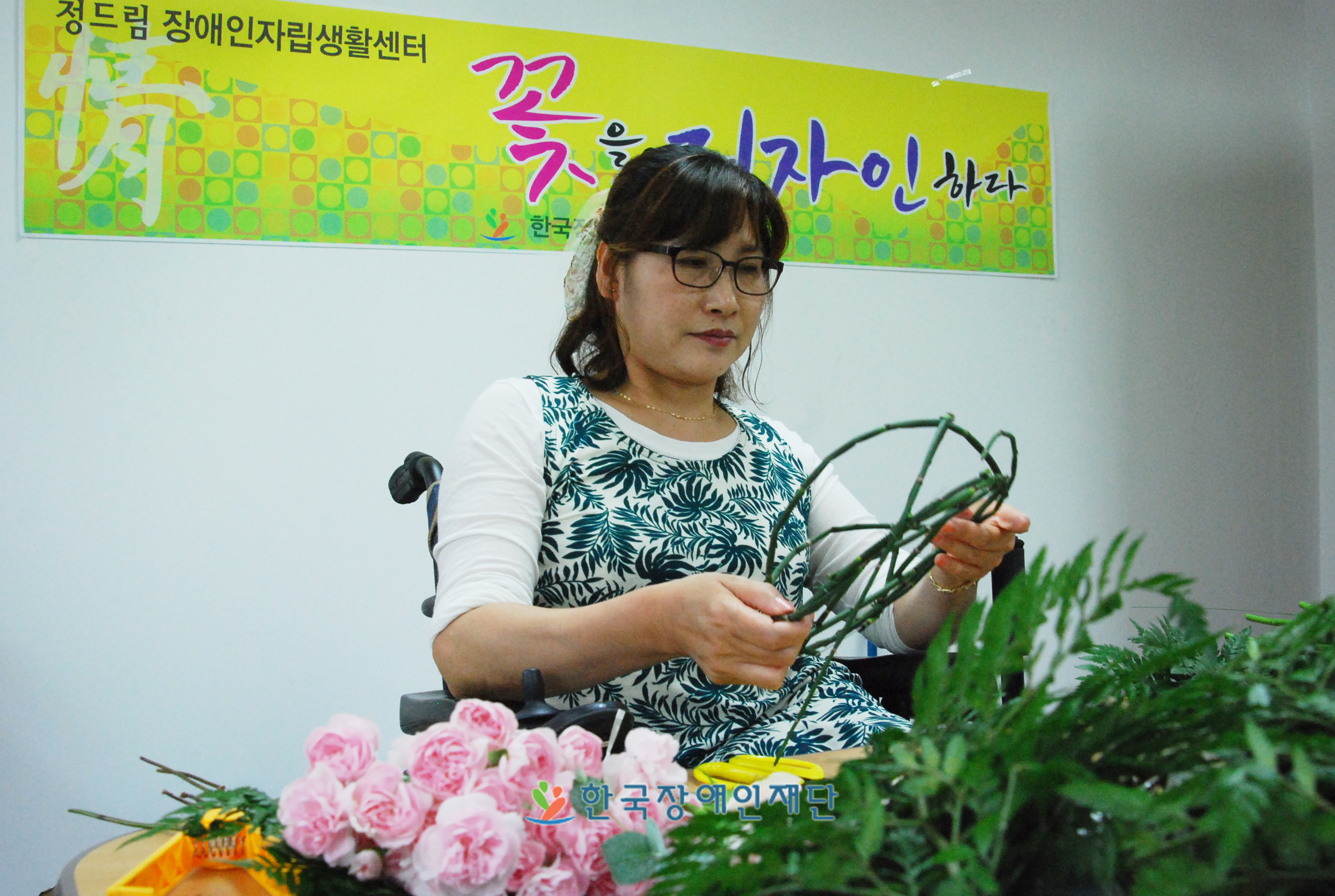 부케 구조물을 만들기 위해 두꺼운 철사를 구부리는 모습